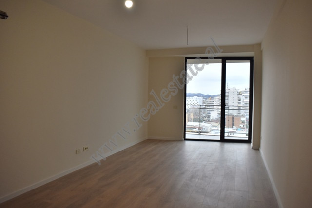 Ambient zyre me qira tek Golden Tower Residence ne Tirane